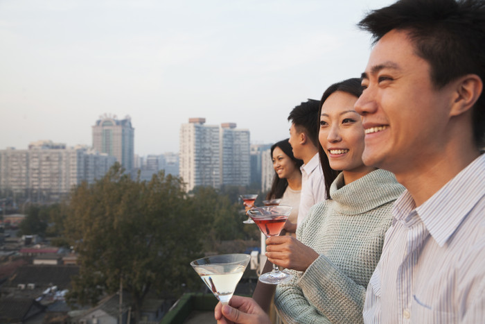 一群人朋友同事衬衫喝酒天台城市高楼大厦