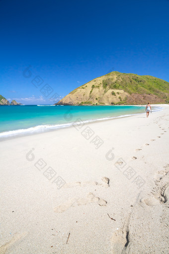 假期旅游海边沙滩大海漂亮女人风景摄影