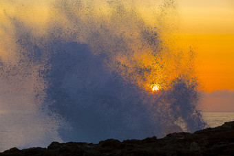 海边的海浪浪花摄影图
