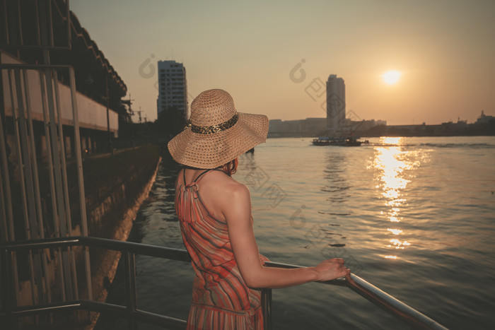 夕陽海面上女人背影