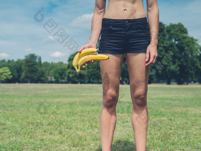暗色调拿香蕉的人摄影图