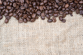 深色调散落的咖啡豆摄影图