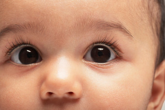 懵懂的婴儿眼神摄影图