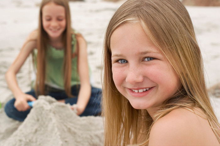 沙滩玩沙子的两个女孩