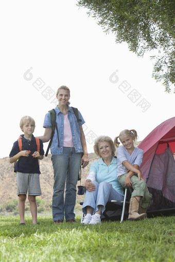 清新露营的家人们摄影图