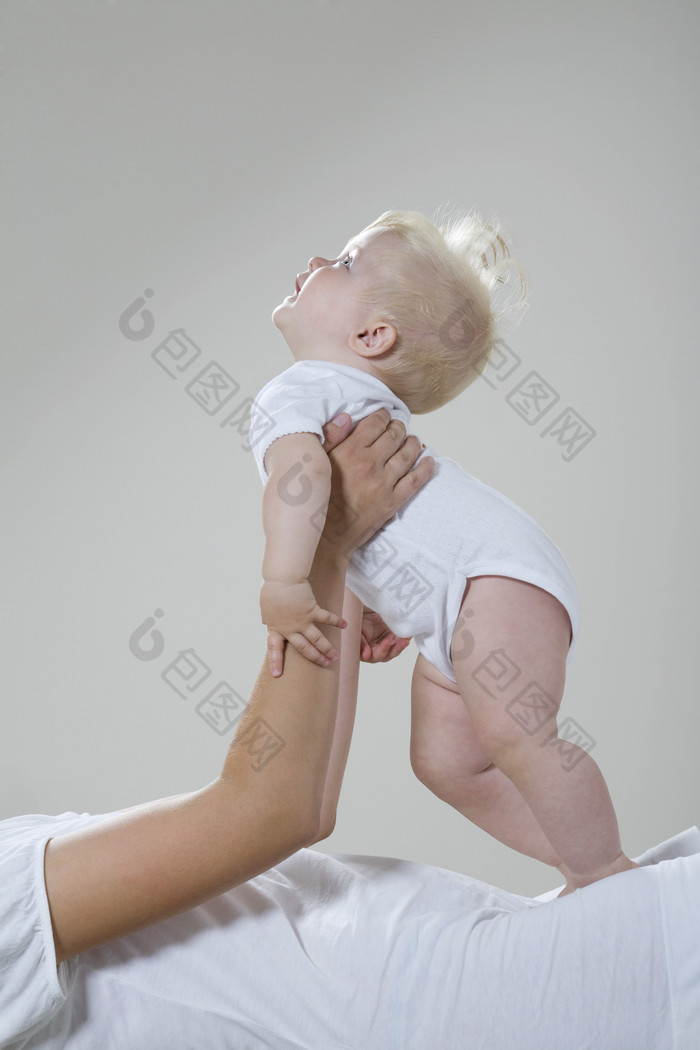 灰色调跟婴儿玩耍摄影图