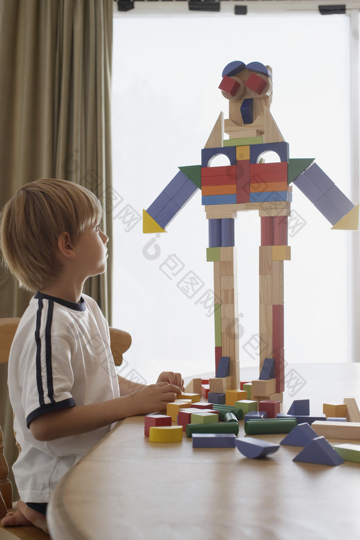 玩积木玩具的男孩