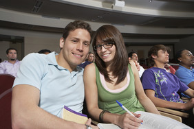 青年情侣坐在教室学习