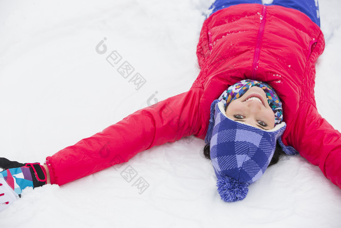 清新雪地上的女士摄影图