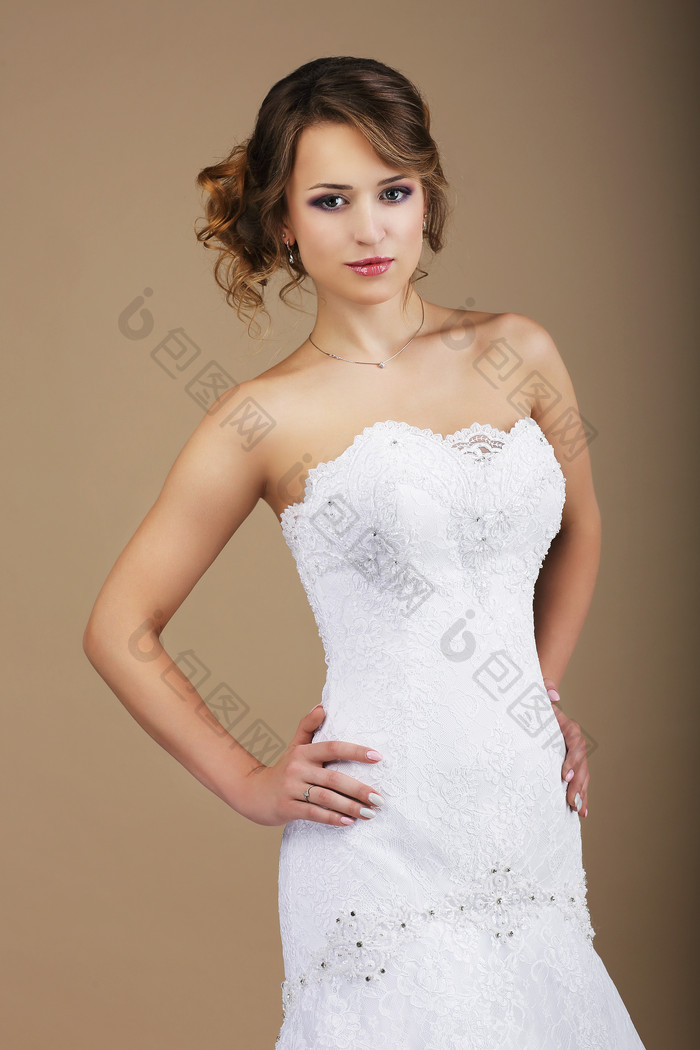 白色抹胸式礼服女人图片摄影图