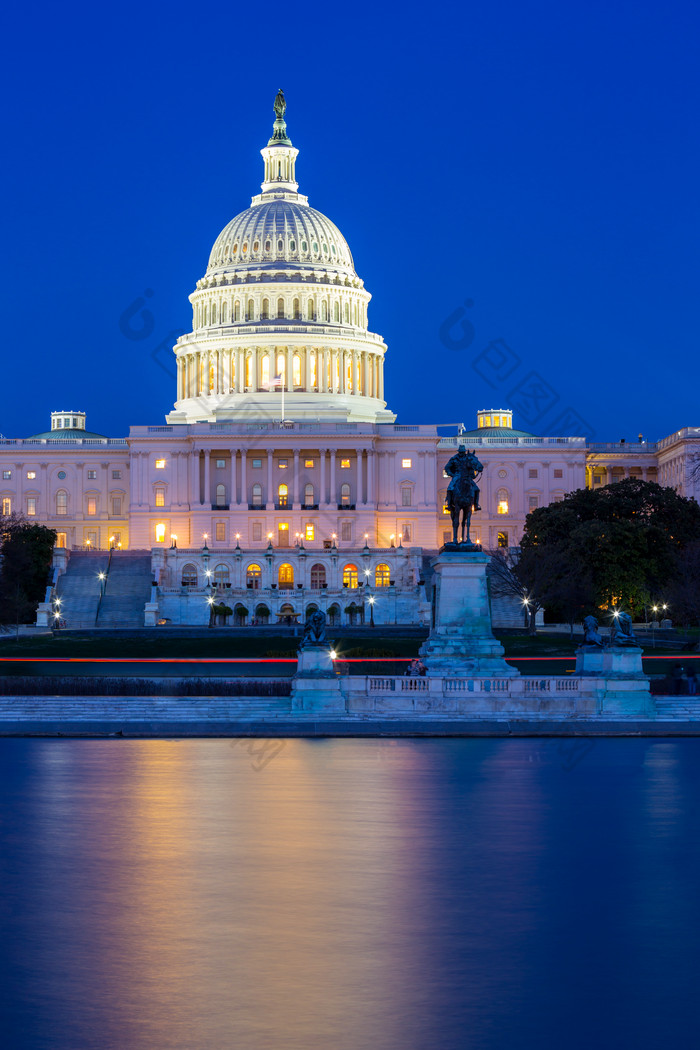 暗色调夜晚的国会大厦摄影图