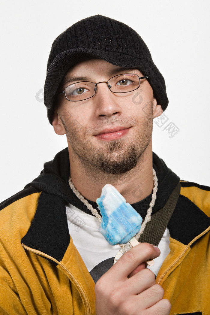 简约吃冰果的男人摄影图