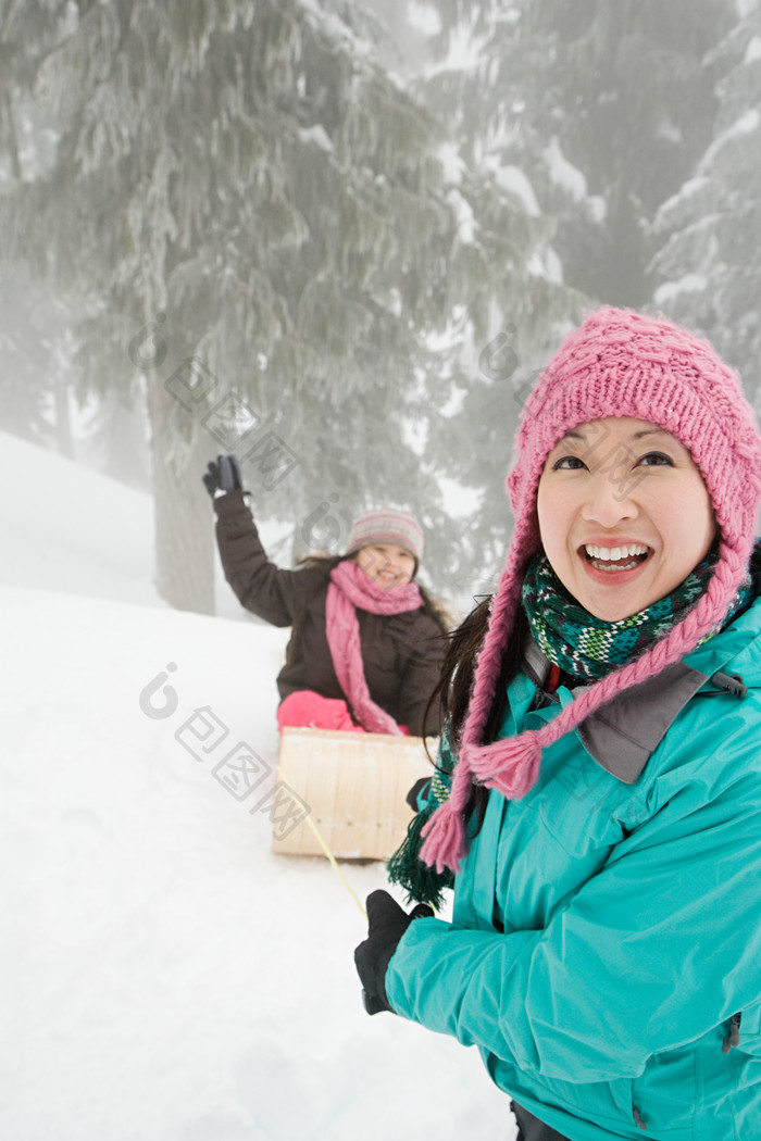 简约玩雪的孩子摄影图