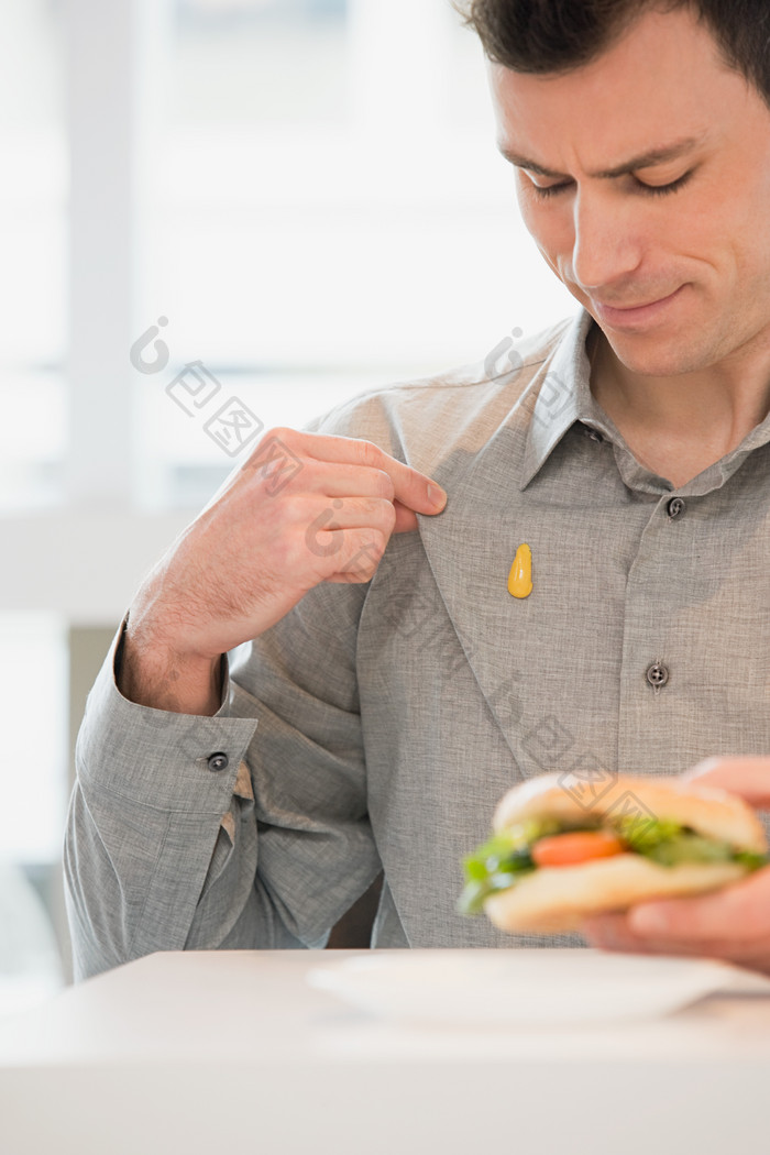 浅色调吃汉堡的男人摄影图