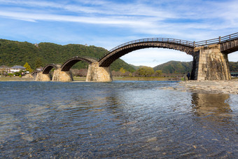 河上的弧形桥摄影图
