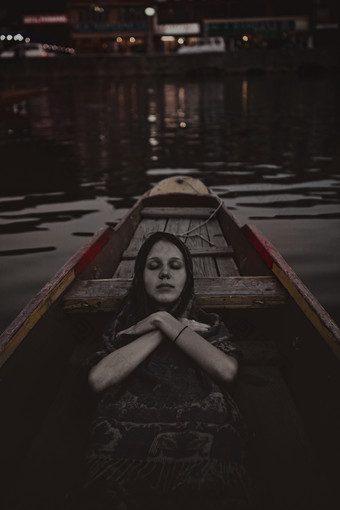 木船上的女人摄影图