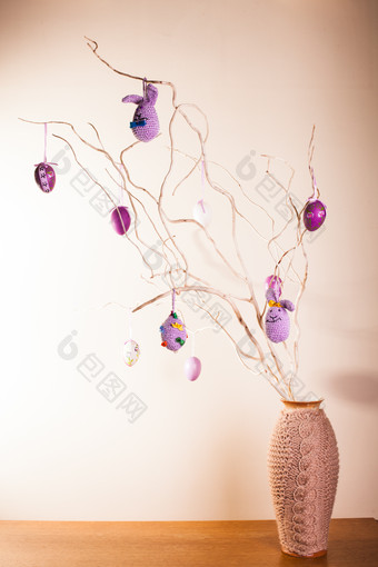 树枝上挂着的兔子工艺品