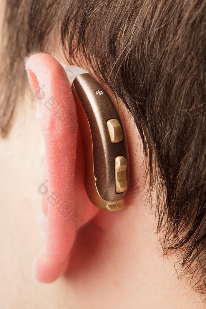 耳朵戴助听器摄影图