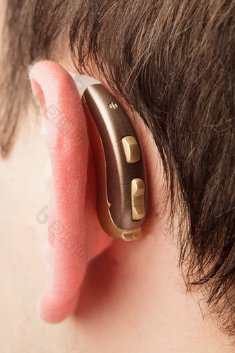 耳朵戴助听器摄影图