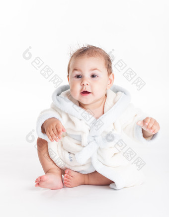 穿着浴袍的婴儿摄影图