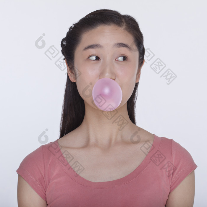 吹泡泡糖的女孩摄影图