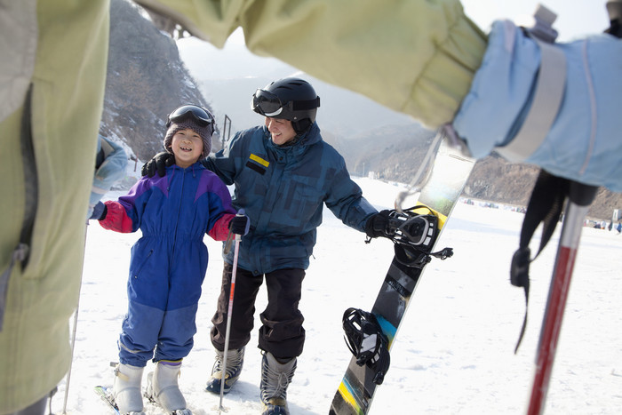 滑雪场滑雪的人们