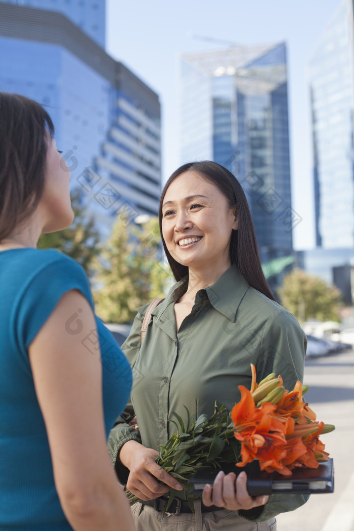 送花的女人摄影图