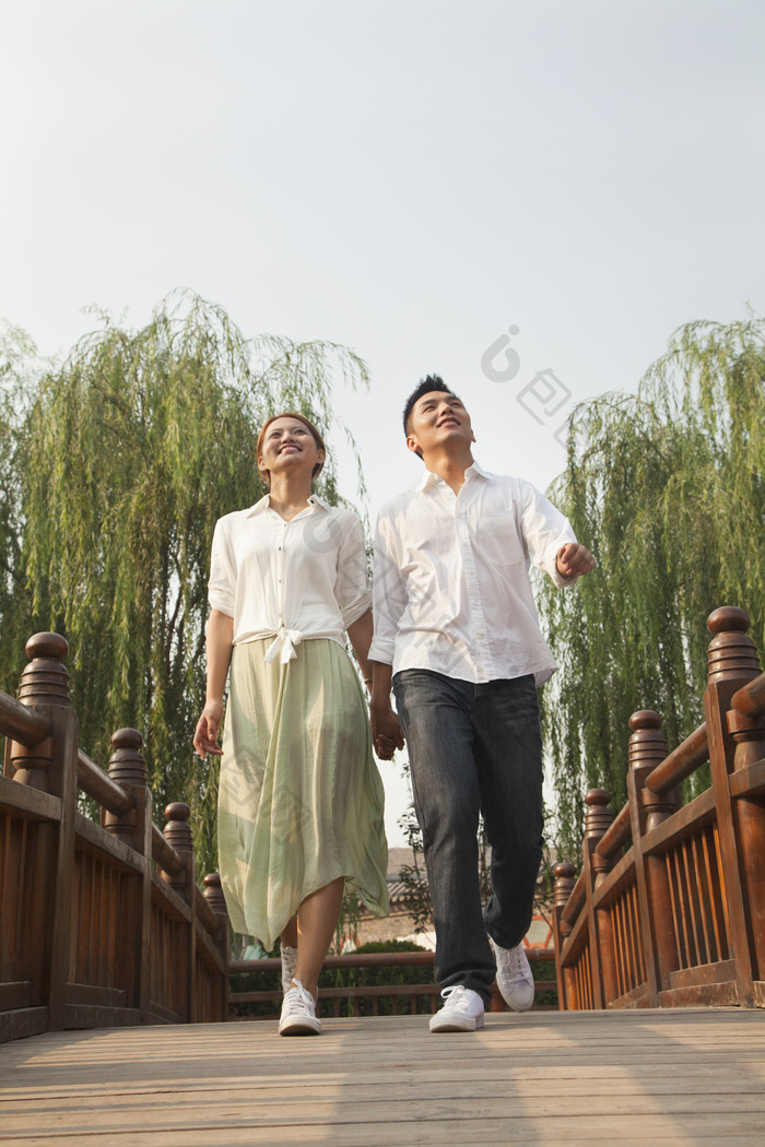 男人女人夫妻情侣户外散步约会开心的摄影图