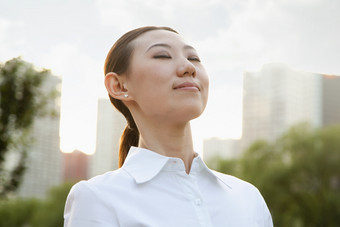 女人年轻的微笑户外<strong>呼吸</strong>新鲜空气面部特写