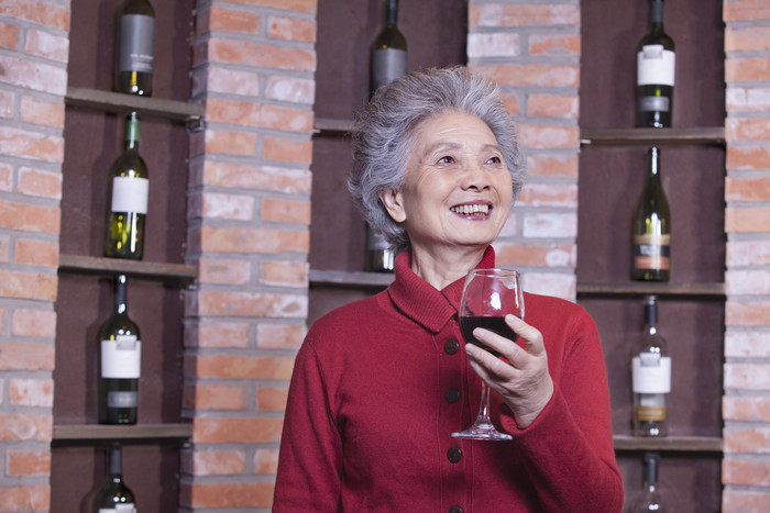 喝红酒红酒杯老年人女微笑酒窖珍藏西装成熟