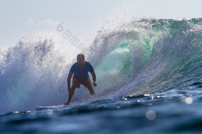 沙滩海上男子冲浪户外运动冒险刺激动作摄影