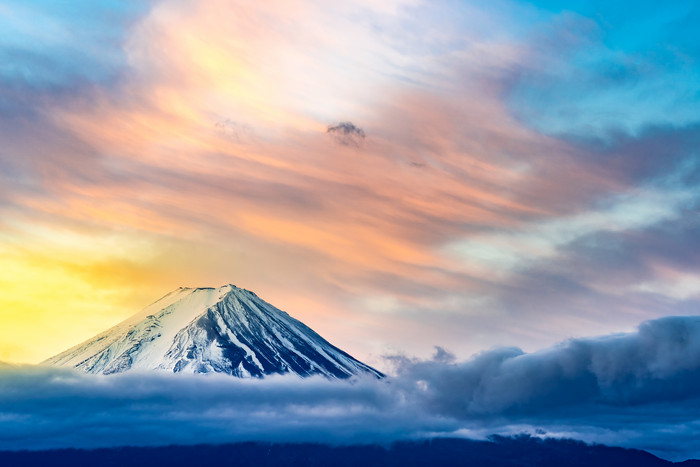 黎明下的富士山摄影图