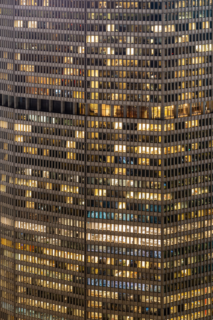夜晚城市亮着灯的大楼