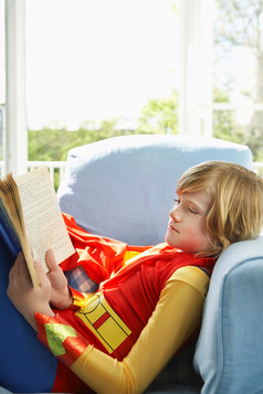 躺在沙发看书的小孩