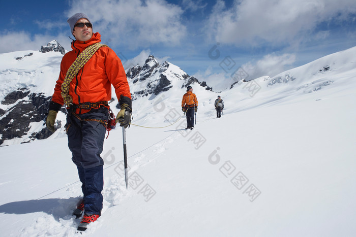 雪地旅行的人物摄影图