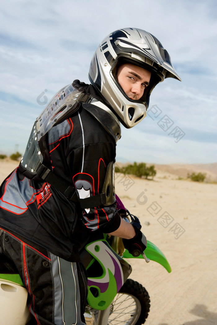 男人戴着头盔骑摩托车素材