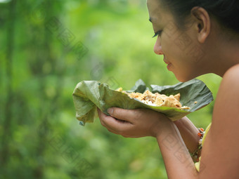 绿色调拿食物的女孩摄影图