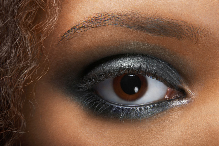 暗色调女人的大眼睛摄影图