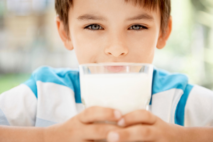 小清新喝牛奶的小孩摄影图