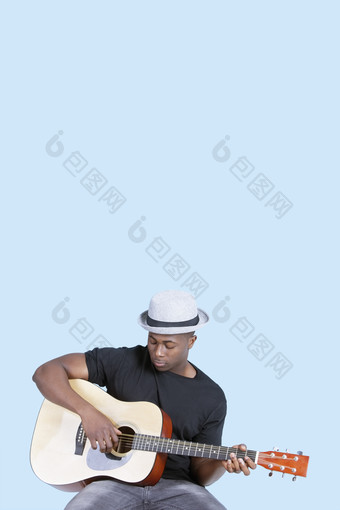 弹吉他的黑人摄影图