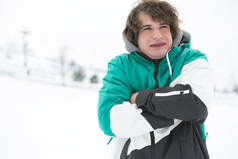 简约雪地中的男人摄影图