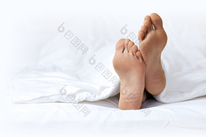 包图网提供精美好看的盖被子睡觉光脚的人物素材免费