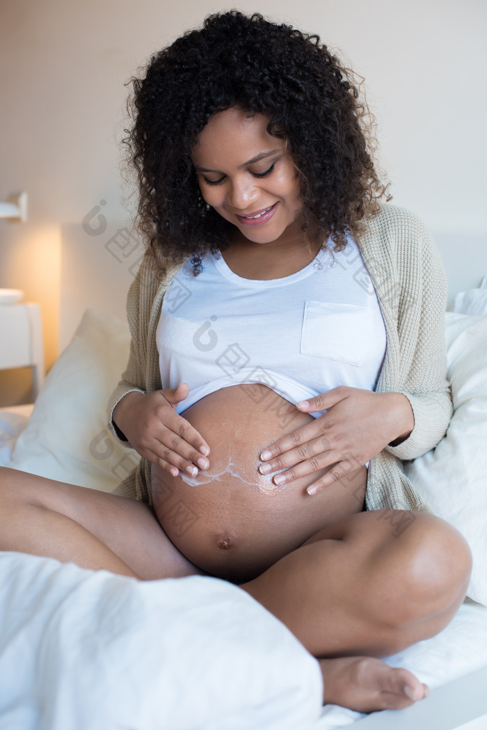 床上的怀孕女性素材