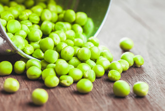 桌面上的绿色青豆