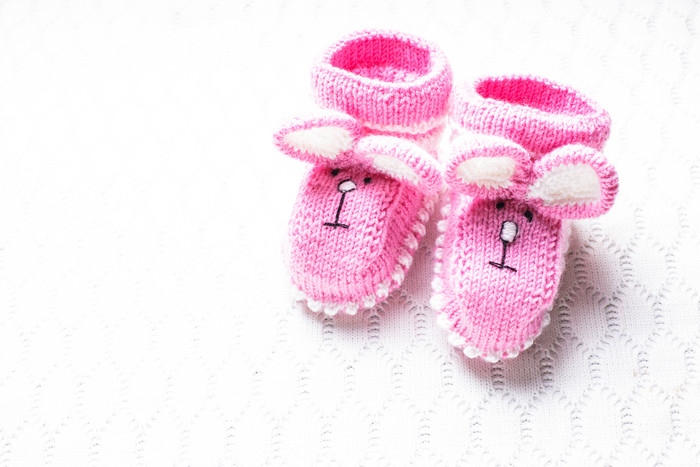 粉色婴儿鞋子摄影图