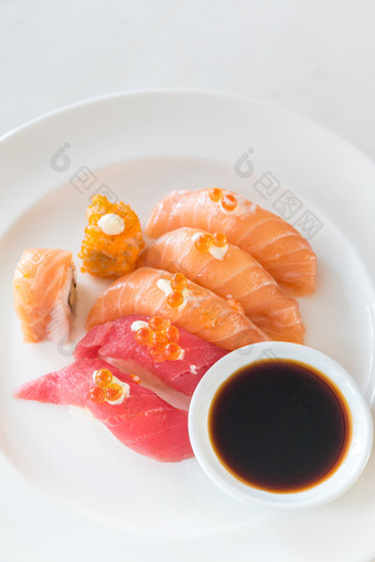 简约风鱼肉寿司摄影图