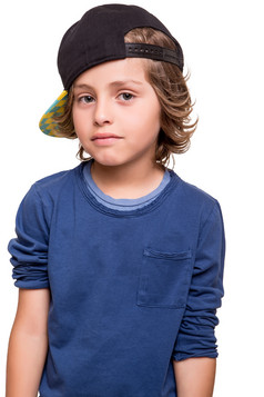 戴帽子的年轻男孩