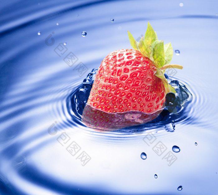 掉落水面的草莓摄影图