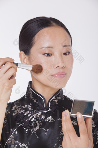 化妆刷刷脸的女人