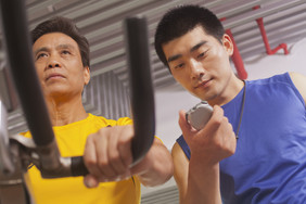 男人健身锻炼计时肌肉健康运动教练
